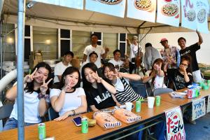 店番をしている学生たち