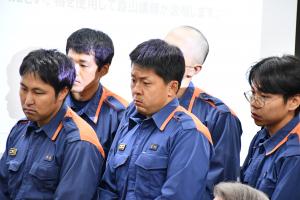 話を聞く消防隊