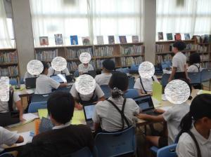 図書室で学んでいる様子