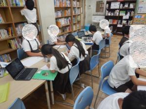 図書室で学んでいる様子