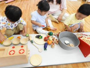 子どもたちが遊んでいる様子