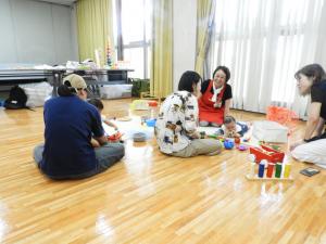 お母さんと講師の方が楽しそうにお話している様子