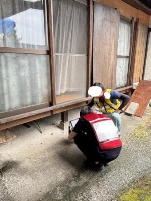 04住家被害認定調査の様子