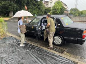 黄金塚地区乗合タクシーに乗車する様子