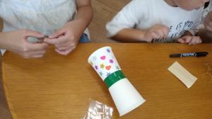 子どもが作った紙コップ飛行機の写真