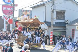 ラパーク前を走る春木若松町のだんじり