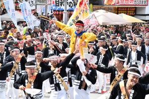 楽しそうに踊る青年団