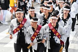 お揃いの法被を着た綱先の少年たち