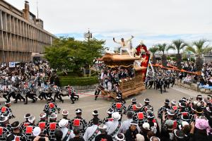 こなから坂を上がり、やりまわしをきめる堺町のだんじり