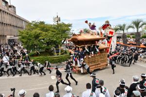 こなから坂を上がり、やりまわしをきめる本町のだんじり