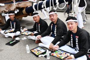 お昼休憩中におべんとうを食べる大手町の男性