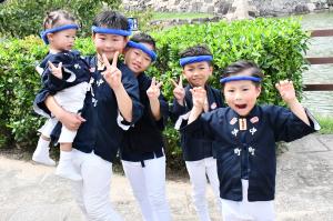 ピースをする中町の子どもたち