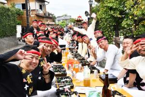 楽しそうにお弁当を食べる南町の人たち