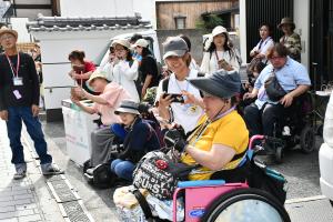スマホでだんじりを撮る車椅子ユーザーの人たち