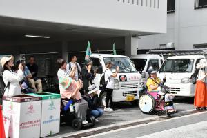 だんじり見物に訪れた車椅子ユーザーの人たち