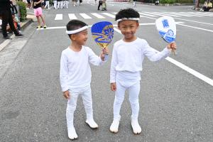 団扇を持って笑顔の男の子ふたり