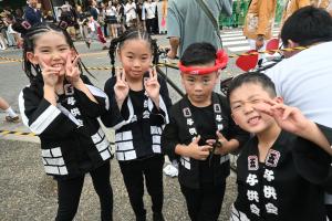 五軒屋町の法被を着た子供たち