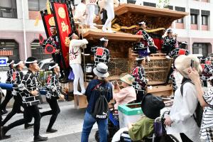 疾走するだんじりを見る車椅子ユーザーの人たち