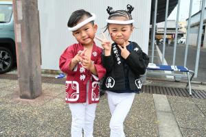 ピースでポースを決める幼い男の子と女の子