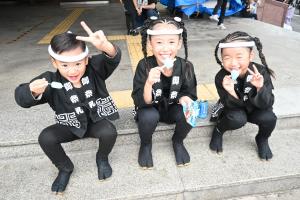 試験曳きが終わり、アイスを食べる本町の子どもたち