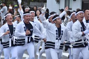楽しそうに走る後ろ梃子の男性たち