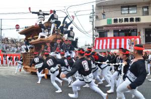 カンカン場でやりまわしをする大工町のだんじり