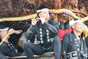 笛を吹く鳴り物担当の男性