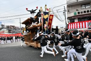 カンカン場でやりまわしをする上町のだんじり