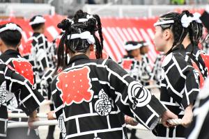 堺町の法被を着た女の子の編み込みの後ろ姿