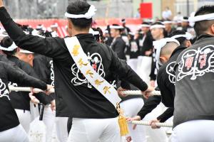 天下泰平と書かれたタスキをかけた中之浜町の男性の後ろ姿