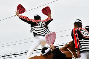 踊る北町の大屋根の男性の後ろ姿