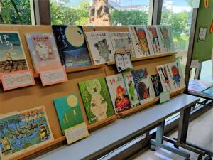 展示の様子　窓沿いの机