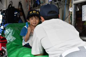 救急車に乗る子ども
