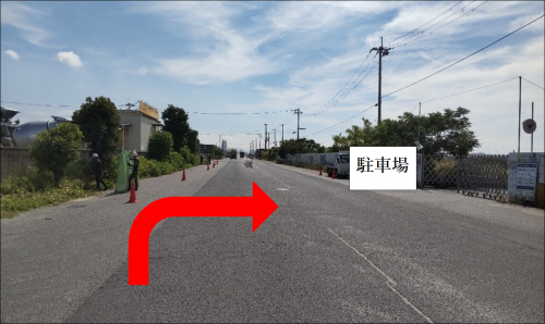右側蛇腹フェンスが駐車場入口