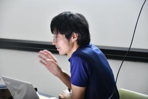 説明する柏尾学芸員
