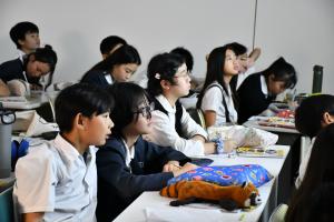 熱心に聞く児童たち