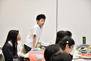 質問する男子児童