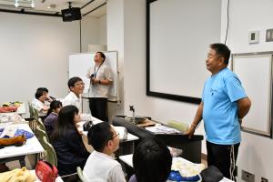 音揃さんに質問する男子児童