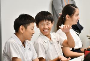 笑顔で話す男子児童
