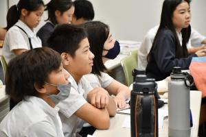 笑顔で話を聴く児童たち
