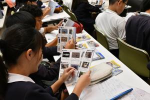 ウミウシ図鑑を見る児童たち