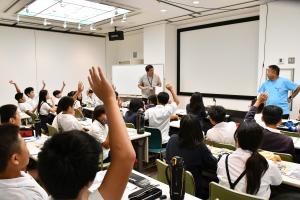 手を挙げる児童たち