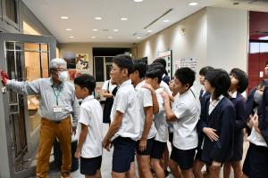館内を見学する児童たち