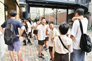 振り返ってピースをする生徒