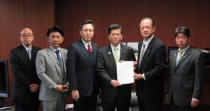 国土交通大臣に要望書を渡している画像