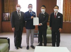 提言書を市長に渡している写真