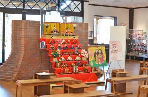 観光交流センター内のひな人形7段飾り