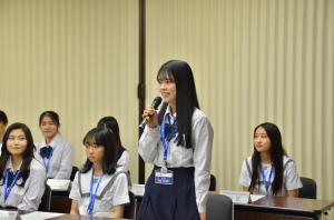マイクを持ち話す女子高生