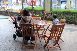 木のテーブルで親子がゆっくりしています
