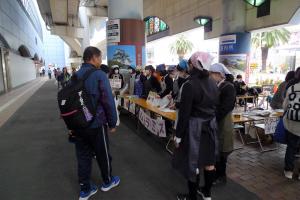 岸和田高校によるムラミスの販売の様子